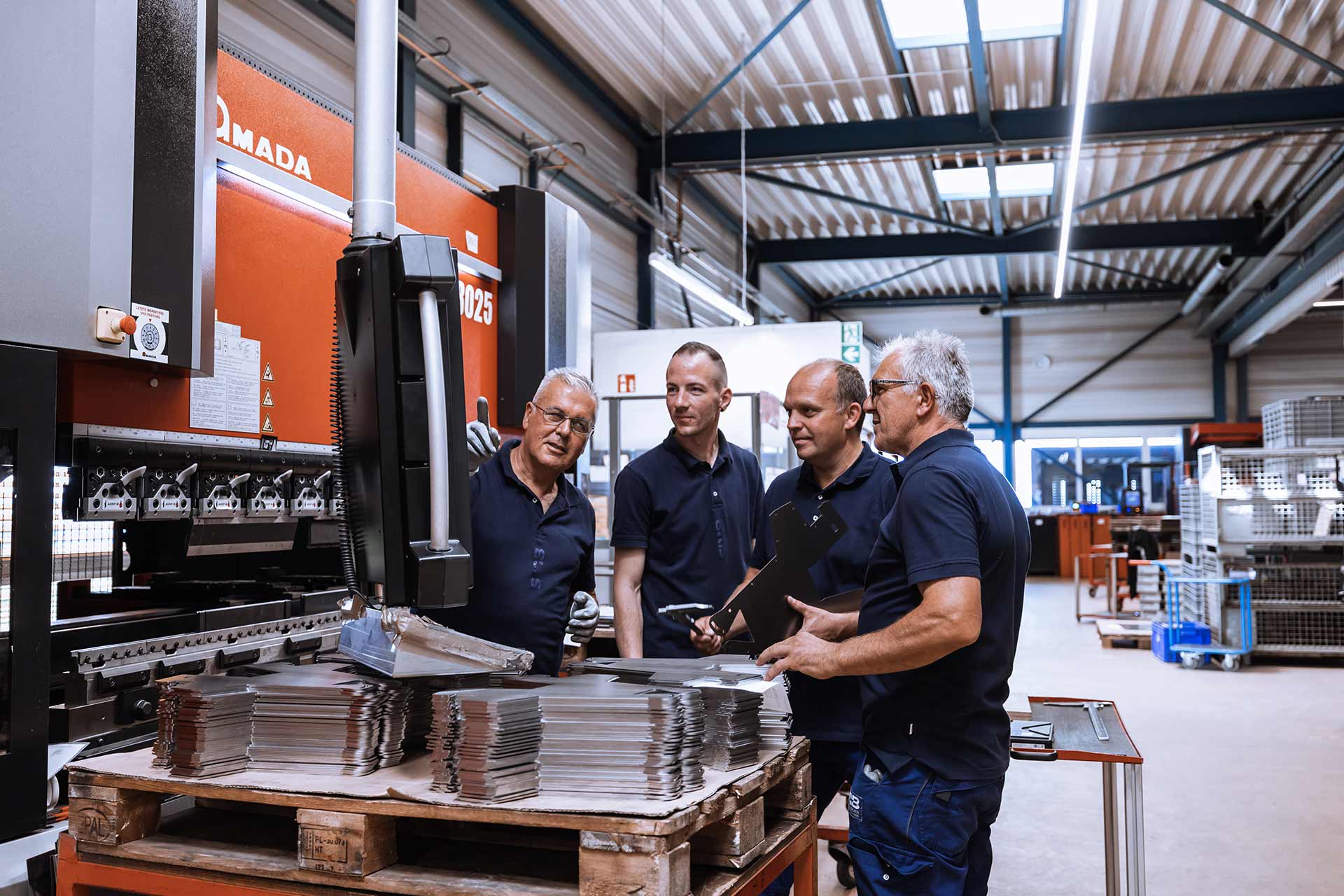 Team von SMB Schnekenburger an der Biegemaschine