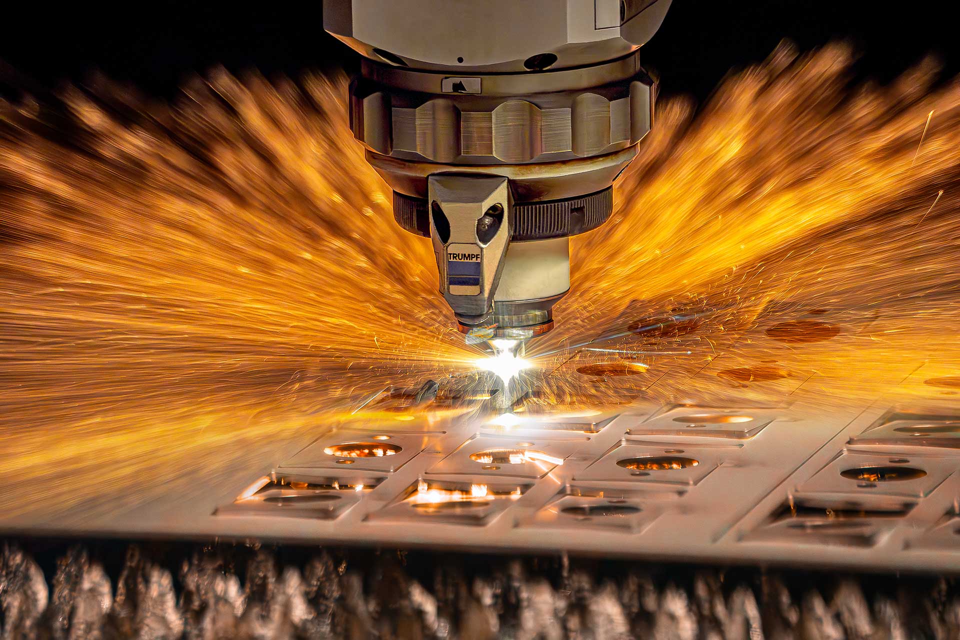 Laserschneiden an der Trumpf-Anlage bei SMB Schnekenburger
