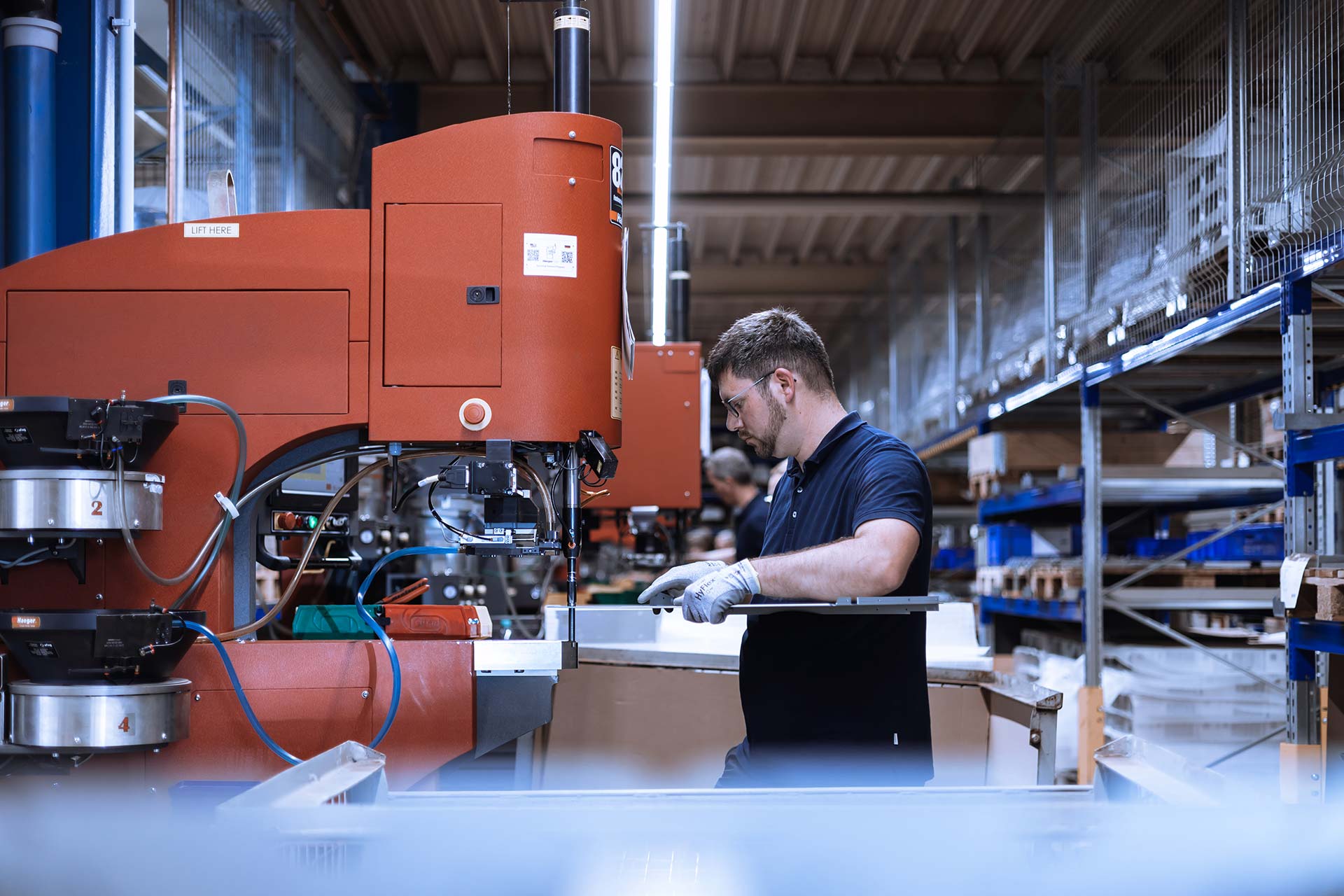 Automatisierte Fertigung mit Hochregallager bei SMB Schnekenburger