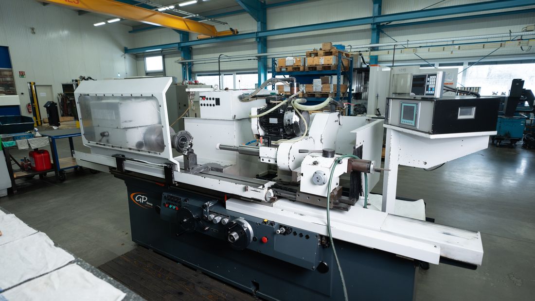 Mitarbeiter an der Maschine bei der CNC Fertigungs GmbH